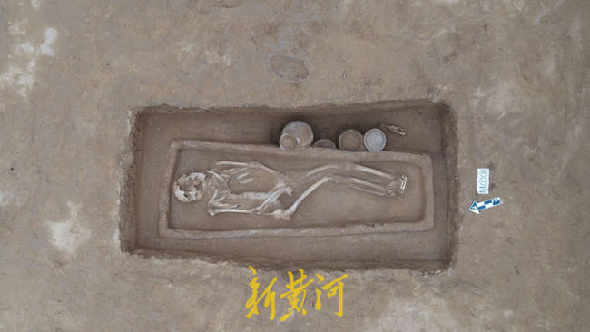 编号为M38的春秋墓随葬品有陶盖豆、陶鼎、陶卮、陶壶、陶匜、铜铍